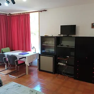 With Pool, 100 Meters Away From The Apartamento Puerto de la Cruz (Tenerife)