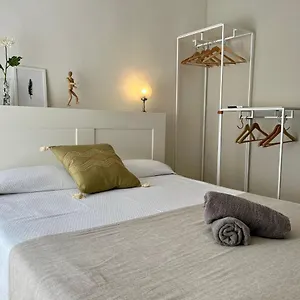 Gran Grupo De Familia O Amigos Apartamento